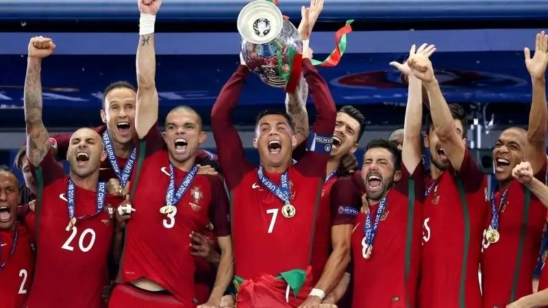 Ảnh Ronaldo cầm cup nâng tầm đội tuyển quốc gia Ảnh Ronaldo cầm cup nâng tầm đội tuyển quốc gia