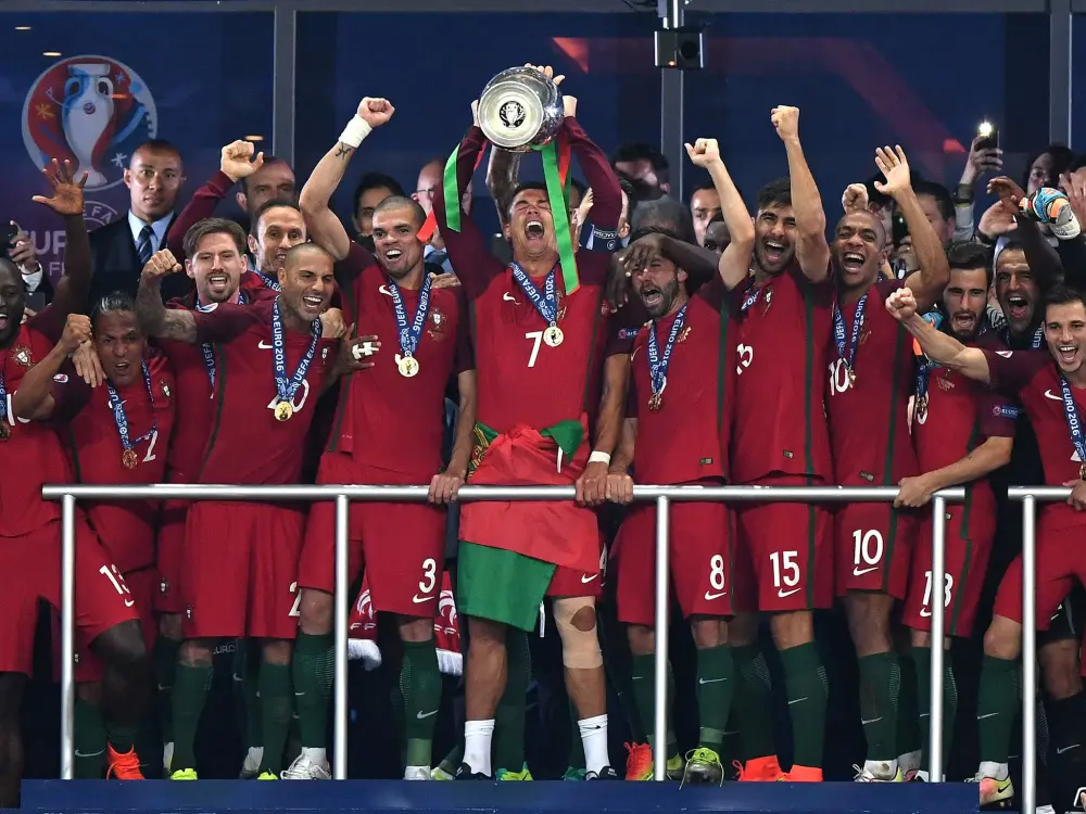 Ronaldo và khoảnh khắc cầm cup đầy cảm xúc Ronaldo và khoảnh khắc cầm cup đầy cảm xúc