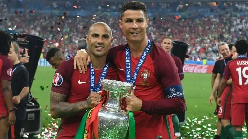 Ảnh Ronaldo cầm cup tại giải đấu quốc tế lớn Ảnh Ronaldo cầm cup tại giải đấu quốc tế lớn