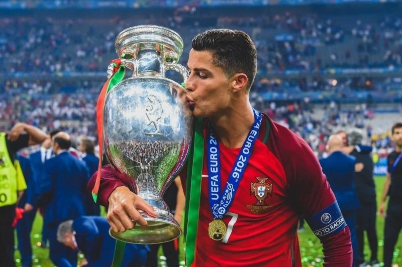 Ronaldo cùng đồng đội ăn mừng cup đội tuyển quốc gia Ronaldo cùng đồng đội ăn mừng cup đội tuyển quốc gia