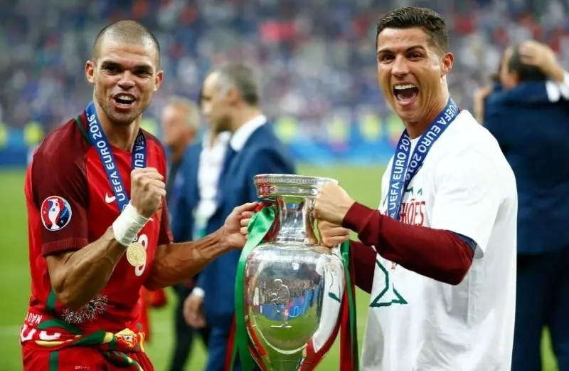 Ảnh Ronaldo cầm cup vô địch tại đội tuyển quốc gia Ảnh Ronaldo cầm cup vô địch tại đội tuyển quốc gia