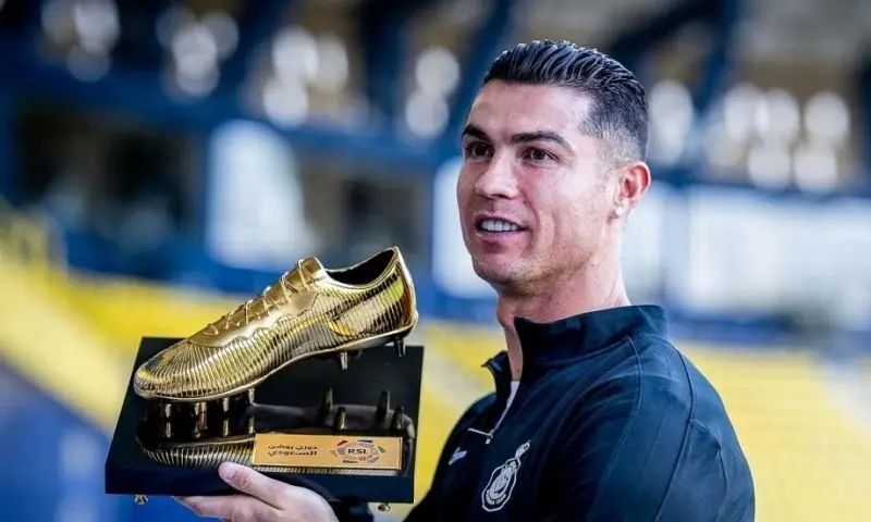 Ảnh Ronaldo cầm cúp cá nhân đầy tự hào Ảnh Ronaldo cầm cúp cá nhân đầy tự hào