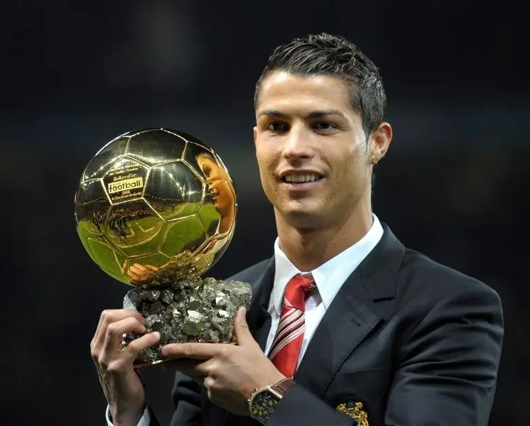 Ảnh Ronaldo cầm cúp ghi dấu ấn sự nghiệp Ảnh Ronaldo cầm cúp ghi dấu ấn sự nghiệp