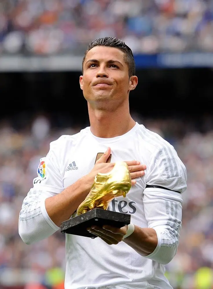 Ronaldo với chiếc cúp cá nhân khẳng định đẳng cấp Ronaldo với chiếc cúp cá nhân khẳng định đẳng cấp