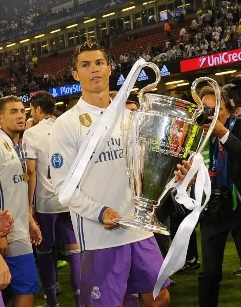 Ảnh Ronaldo cầm cup vinh danh câu lạc bộ Ảnh Ronaldo cầm cup vinh danh câu lạc bộ