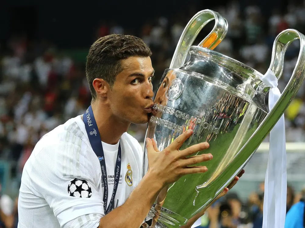 Ronaldo nâng cao chiếc cup danh giá tại câu lạc bộ Ronaldo nâng cao chiếc cup danh giá tại câu lạc bộ