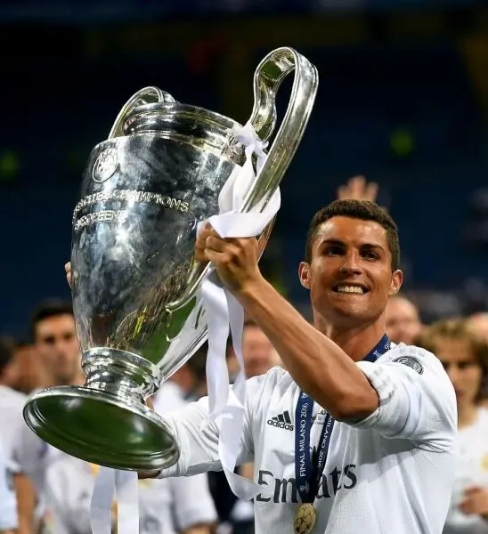 Hình ảnh Ronaldo cầm cup ghi dấu lịch sử câu lạc bộ Hình ảnh Ronaldo cầm cup ghi dấu lịch sử câu lạc bộ