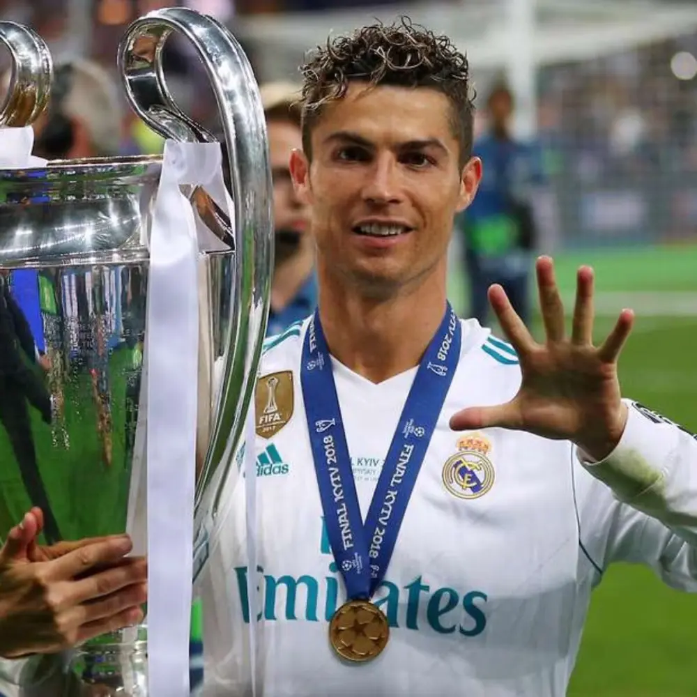 Ảnh Ronaldo và cup vô địch đáng nhớ Ảnh Ronaldo và cup vô địch đáng nhớ