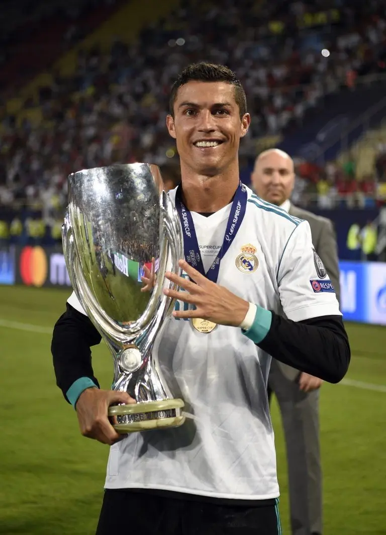 Ronaldo ăn mừng cùng chiếc cup quý giá Ronaldo ăn mừng cùng chiếc cup quý giá