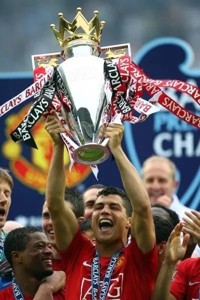 Ảnh Ronaldo cầm cup đầy tự hào tại câu lạc bộ Ảnh Ronaldo cầm cup đầy tự hào tại câu lạc bộ