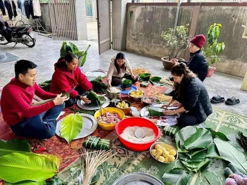 Cảnh gói bánh chưng ngày Tết tạo nên không khí đầm ấm Cảnh gói bánh chưng ngày Tết tạo nên không khí đầm ấm