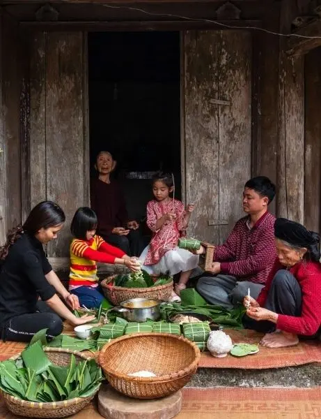 Cảnh gói bánh chưng ngày Tết làm nổi bật hồn quê Việt Cảnh gói bánh chưng ngày Tết làm nổi bật hồn quê Việt