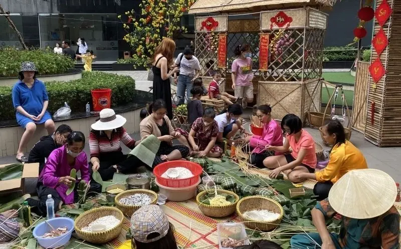 Hình ảnh gói bánh chưng ngày Tết tạo cảm giác gần gũi Hình ảnh gói bánh chưng ngày Tết tạo cảm giác gần gũi