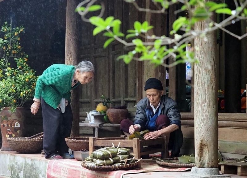Cảnh gói bánh chưng ngày Tết mang lại cảm giác ấm áp Cảnh gói bánh chưng ngày Tết mang lại cảm giác ấm áp