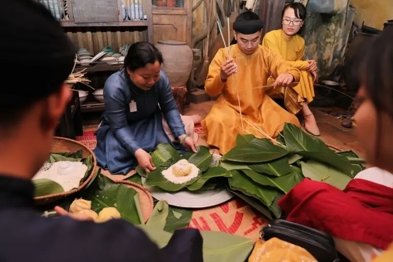 Từng chiếc bánh chưng được gói cẩn thận trong ngày Tết Từng chiếc bánh chưng được gói cẩn thận trong ngày Tết