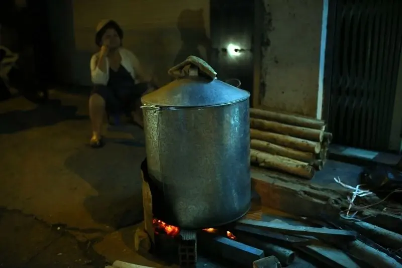 Hình ảnh nấu bánh chưng ngày Tết trong bếp lửa hồng Hình ảnh nấu bánh chưng ngày Tết trong bếp lửa hồng