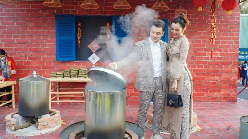 Nấu bánh chưng ngày Tết là khoảnh khắc sum họp gia đình Nấu bánh chưng ngày Tết là khoảnh khắc sum họp gia đình