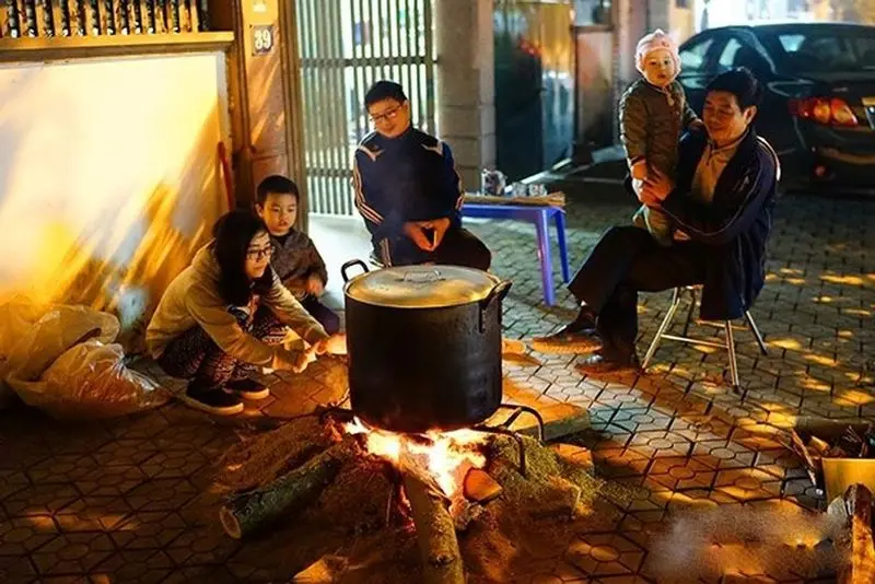 Cảnh nấu bánh chưng ngày Tết làm ấm áp lòng người Cảnh nấu bánh chưng ngày Tết làm ấm áp lòng người