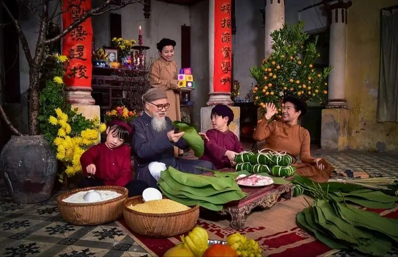 Cảnh gói bánh chưng ngày Tết rộn ràng sắc xuân Cảnh gói bánh chưng ngày Tết rộn ràng sắc xuân