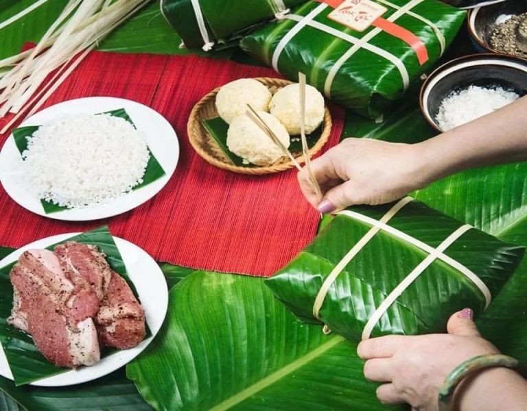 Gói bánh chưng ngày Tết thể hiện tinh thần dân tộc Gói bánh chưng ngày Tết thể hiện tinh thần dân tộc