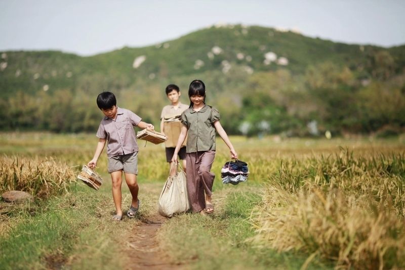 Làng quê yên bình với lũ trẻ thả diều tuổi thơ Làng quê yên bình với lũ trẻ thả diều tuổi thơ
