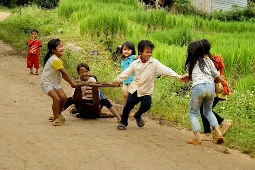 Bóng dáng lũ trẻ nghịch ngợm trên đường quê tuổi thơ Bóng dáng lũ trẻ nghịch ngợm trên đường quê tuổi thơ