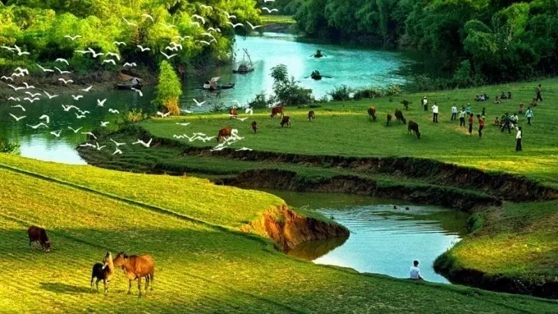 Quê hương Việt Nam với dòng sông uốn lượn quanh làng Quê hương Việt Nam với dòng sông uốn lượn quanh làng