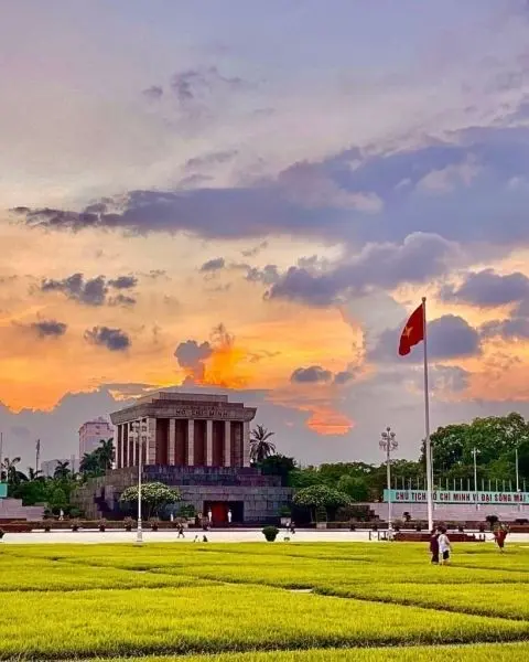 Khung cảnh quê hương đất nước với bầu trời trong xanh Khung cảnh quê hương đất nước với bầu trời trong xanh
