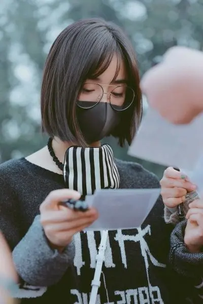 Gái xinh tóc ngắn che mặt tạo cảm giác thu hút Gái xinh tóc ngắn che mặt tạo cảm giác thu hút