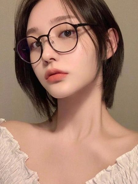 Ảnh gái xinh tóc ngắn đeo kính đầy phong cách Ảnh gái xinh tóc ngắn đeo kính đầy phong cách