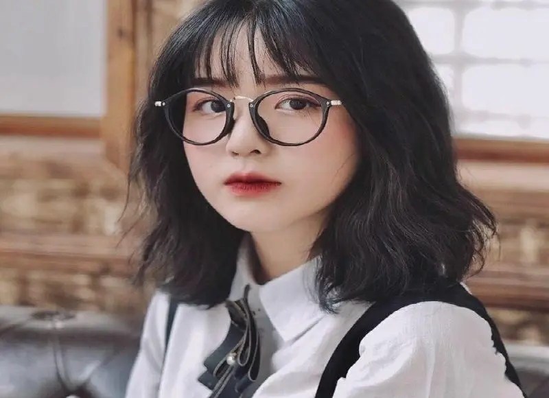 Gái xinh tóc ngắn đeo kính mang phong cách trẻ trung Gái xinh tóc ngắn đeo kính mang phong cách trẻ trung