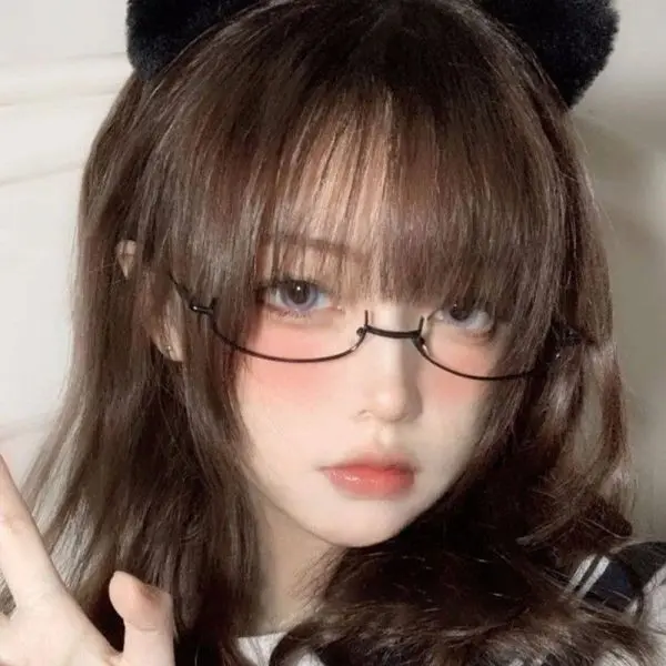 Ảnh gái xinh tóc ngắn đeo kính tạo cảm giác ấn tượng Ảnh gái xinh tóc ngắn đeo kính tạo cảm giác ấn tượng