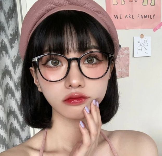 Gái xinh tóc ngắn đeo kính mang nét đẹp hiện đại Gái xinh tóc ngắn đeo kính mang nét đẹp hiện đại