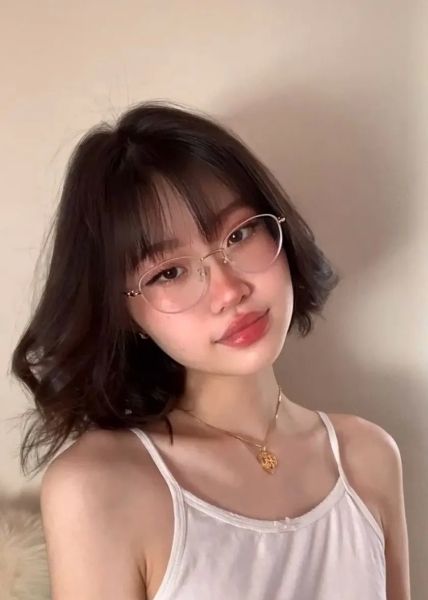 Ảnh gái xinh tóc ngắn đeo kính thu hút mọi ánh nhìn Ảnh gái xinh tóc ngắn đeo kính thu hút mọi ánh nhìn