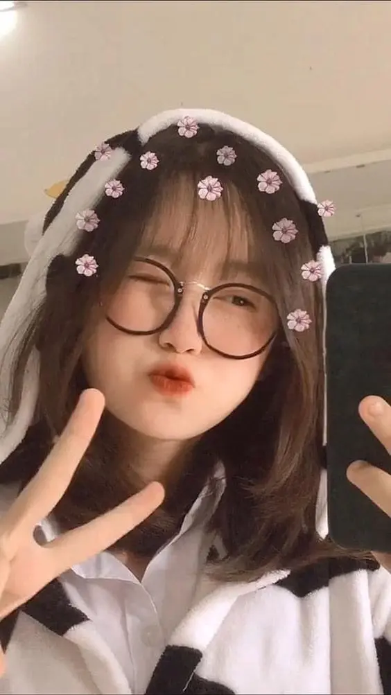 Gái xinh tóc ngắn đeo kính với phong cách dễ thương Gái xinh tóc ngắn đeo kính với phong cách dễ thương