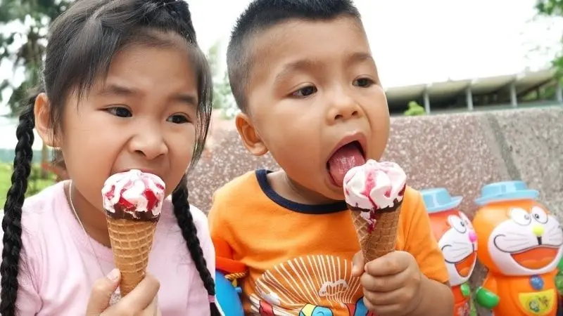 Sự dễ thương tràn đầy trong ảnh ăn kem cute Sự dễ thương tràn đầy trong ảnh ăn kem cute