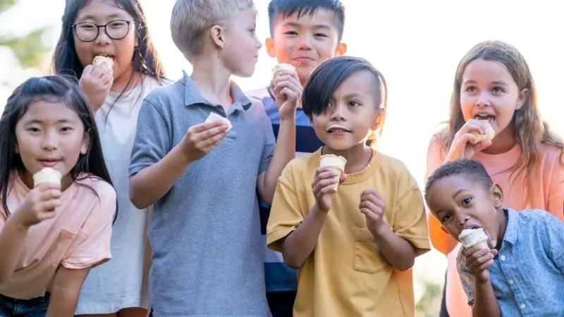 Ảnh ăn kem cute làm bừng sáng ngày của bạn Ảnh ăn kem cute làm bừng sáng ngày của bạn