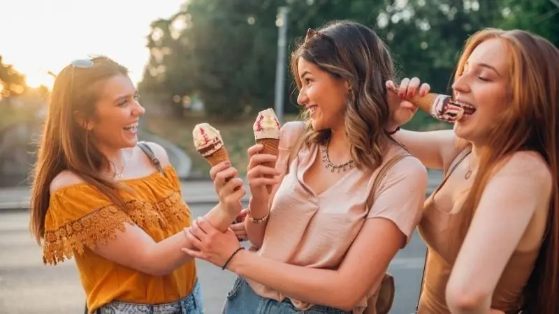 Mùa hè trở nên thú vị hơn với ảnh ăn kem cute Mùa hè trở nên thú vị hơn với ảnh ăn kem cute