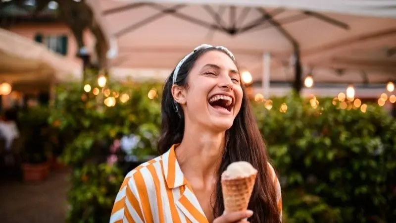 Ảnh ăn kem cute mang đến nụ cười rạng rỡ Ảnh ăn kem cute mang đến nụ cười rạng rỡ