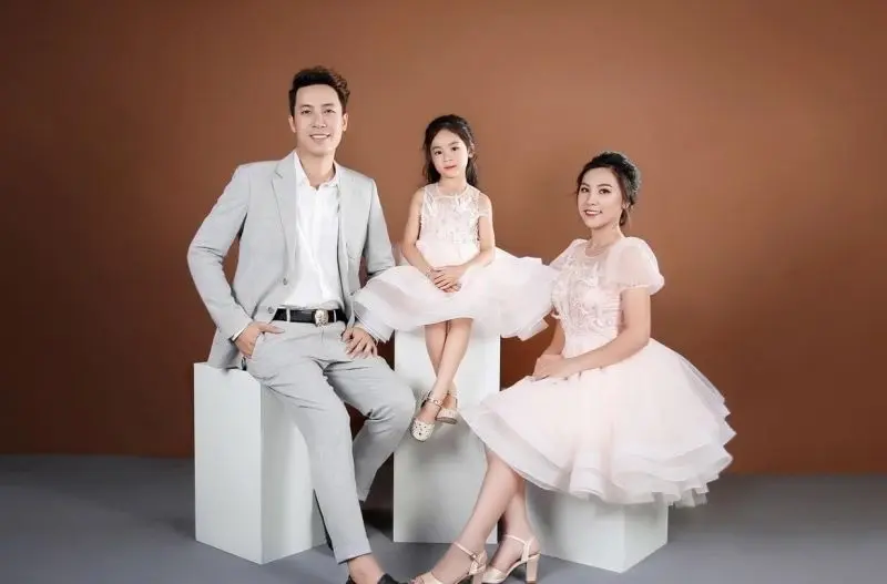 Ảnh gia đình hạnh phúc 3 người giản dị Ảnh gia đình hạnh phúc 3 người giản dị