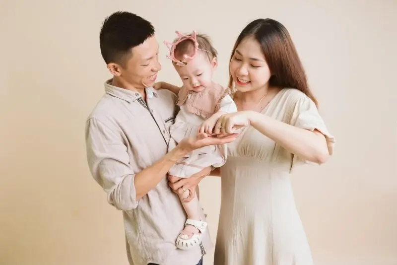 Ảnh gia đình hạnh phúc 3 người lan tỏa niềm vui Ảnh gia đình hạnh phúc 3 người lan tỏa niềm vui