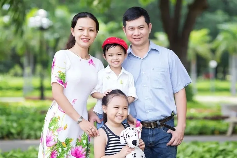 Ảnh gia đình hạnh phúc 4 người lưu giữ những khoảnh khắc đẹp Ảnh gia đình hạnh phúc 4 người lưu giữ những khoảnh khắc đẹp