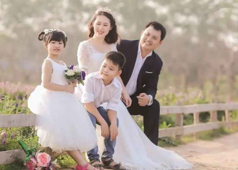 Ảnh gia đình hạnh phúc 4 người vui vẻ Ảnh gia đình hạnh phúc 4 người vui vẻ