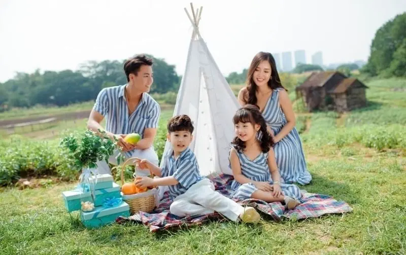 Ảnh gia đình hạnh phúc 4 người bên nhau hạnh phúc Ảnh gia đình hạnh phúc 4 người bên nhau hạnh phúc
