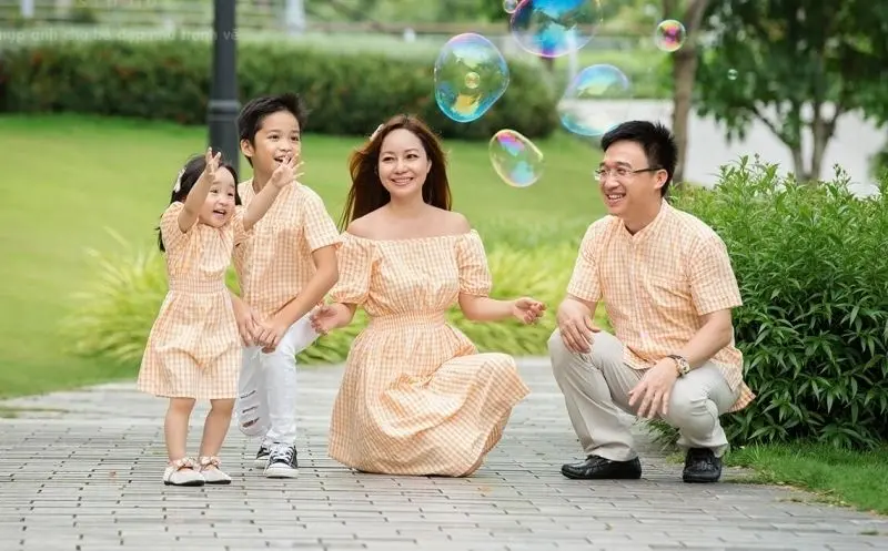 Ảnh gia đình hạnh phúc 4 người đầy yêu thương Ảnh gia đình hạnh phúc 4 người đầy yêu thương