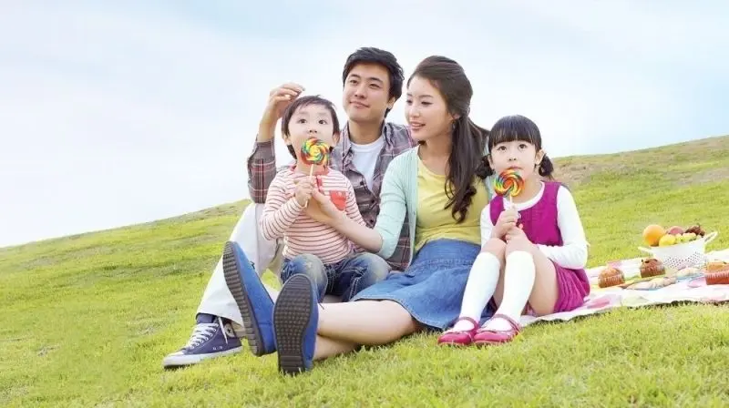 Hình ảnh gia đình hạnh phúc 4 người gắn bó thân thiết Hình ảnh gia đình hạnh phúc 4 người gắn bó thân thiết