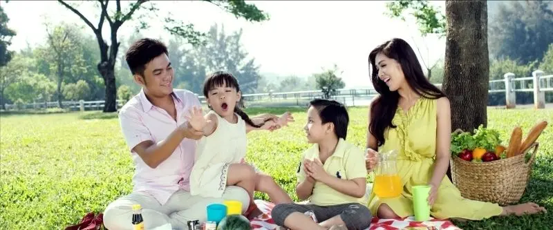 Ảnh gia đình hạnh phúc 4 người với ánh mắt trìu mến Ảnh gia đình hạnh phúc 4 người với ánh mắt trìu mến