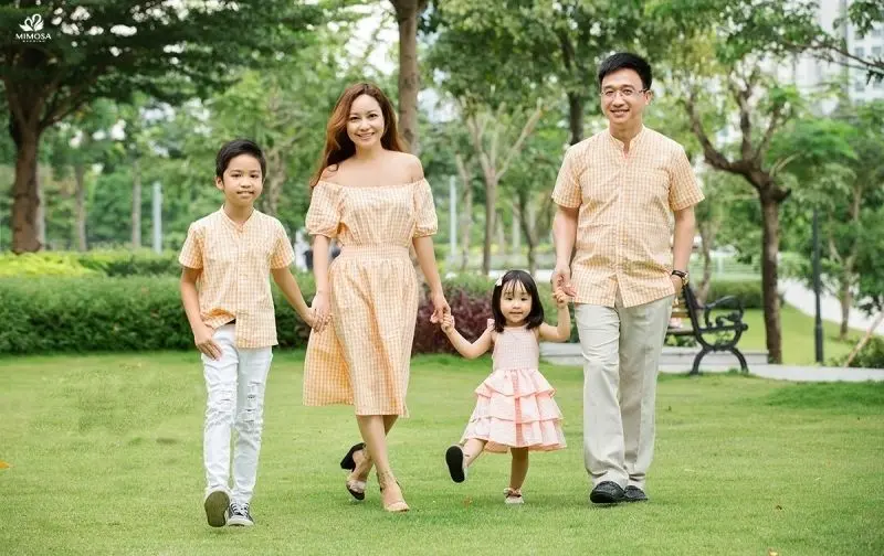 Ảnh gia đình hạnh phúc 4 người cảm xúc chân thật Ảnh gia đình hạnh phúc 4 người cảm xúc chân thật