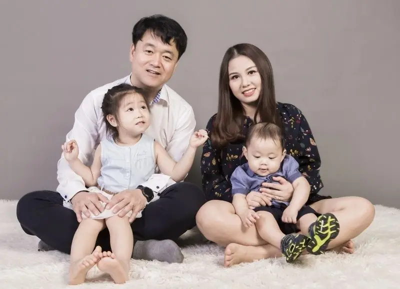 Hình ảnh gia đình hạnh phúc 4 người luôn bên cạnh nhau Hình ảnh gia đình hạnh phúc 4 người luôn bên cạnh nhau