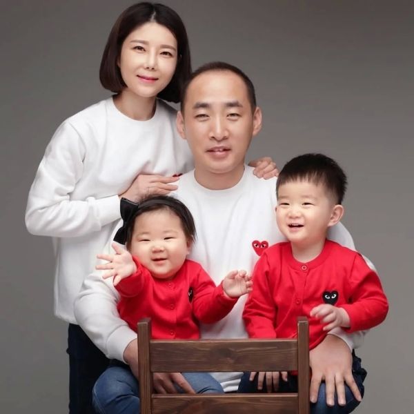 Ảnh gia đình hạnh phúc 4 người lan tỏa năng lượng tích cực Ảnh gia đình hạnh phúc 4 người lan tỏa năng lượng tích cực